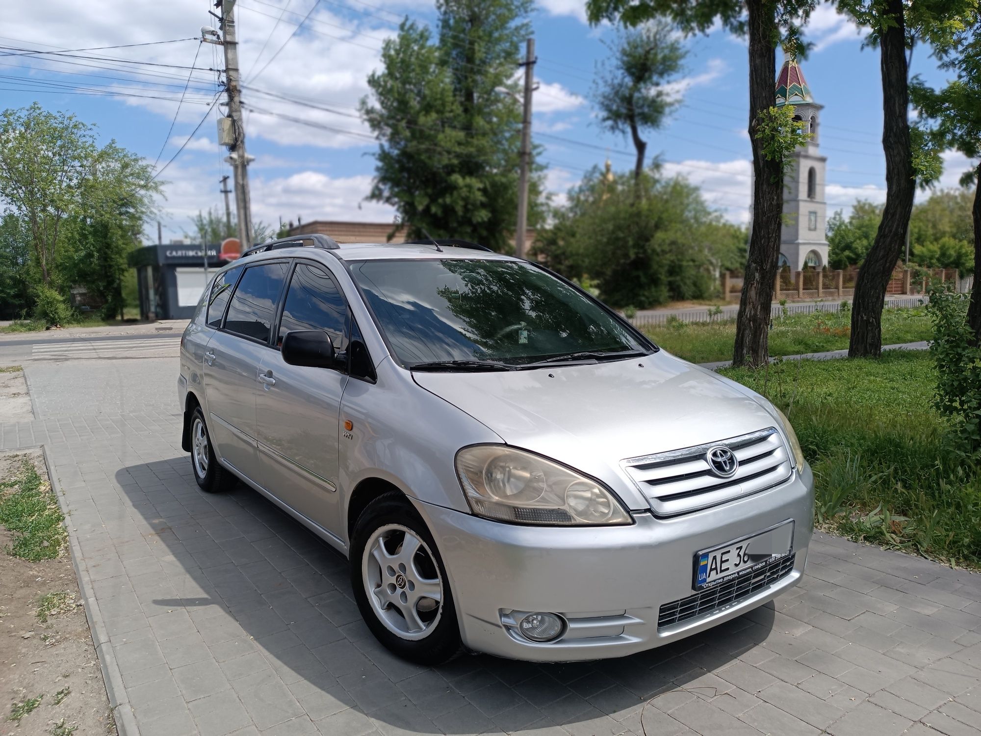 Продам toyota avensis verso 2 л газ бензин