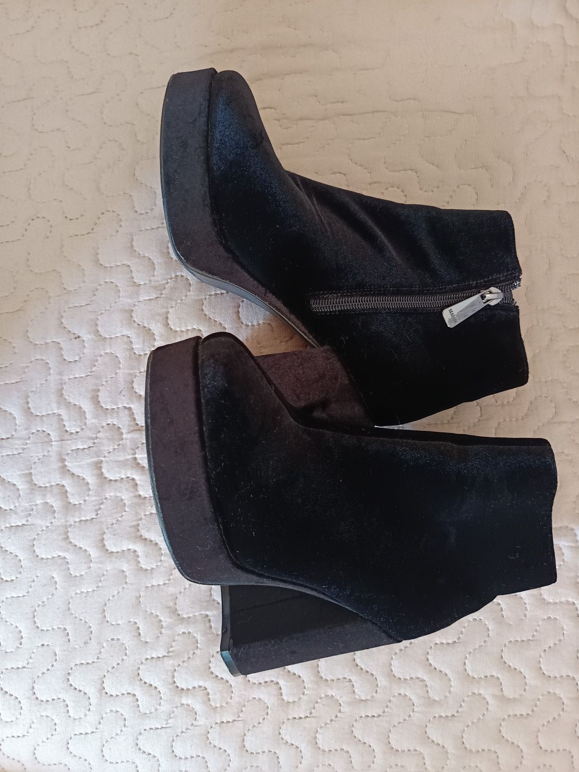 Vendo botas com tecido tipo veludo.