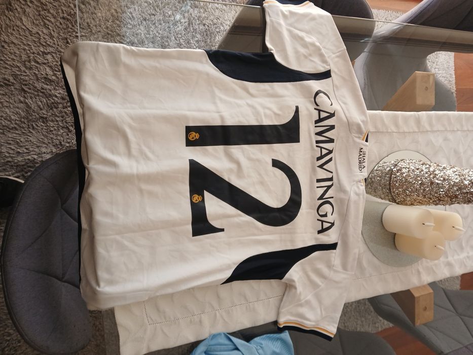 2 camisolas de futebol uma fo Manchester city e outra do Real Madrid