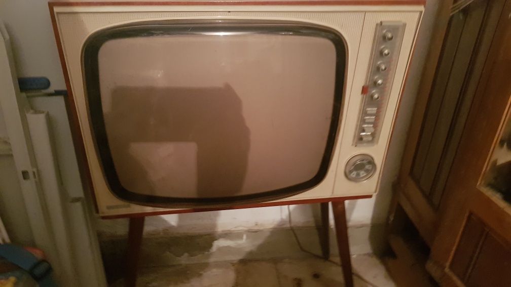 Televisão vintage  com pernas  anos 60