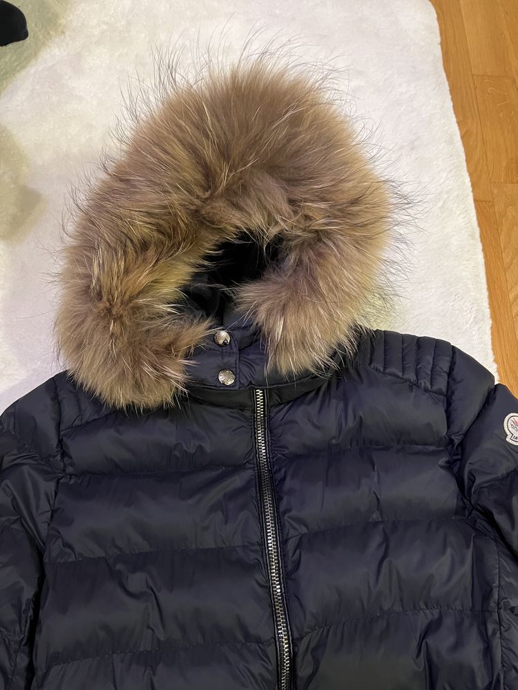 Kurtka granatowa z napisem Moncler