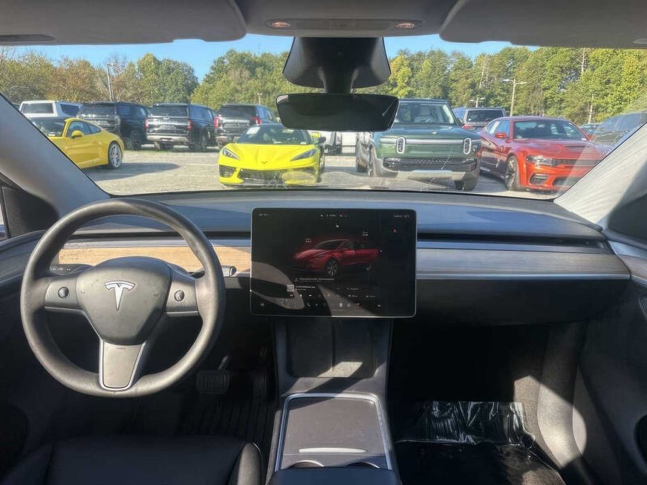 Tesla Model Y      2023