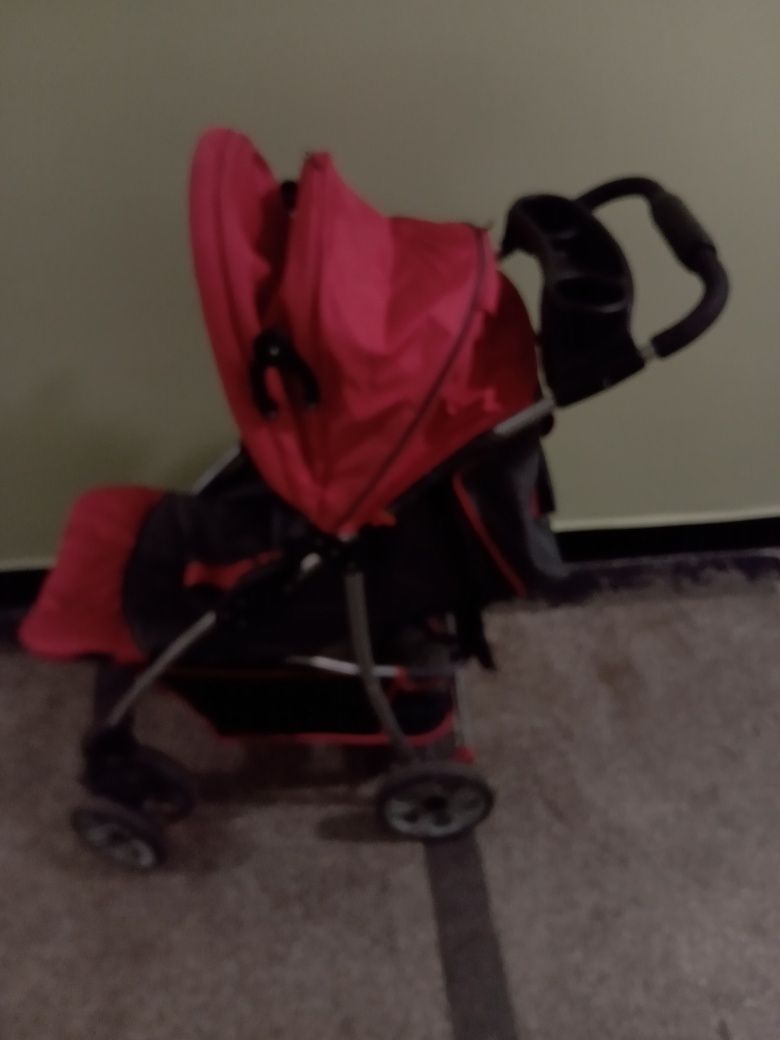 Wózek spacerowy dla dzieci.Czerwony składany