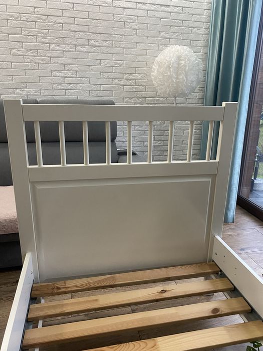 białe łóżko jednoosobowe