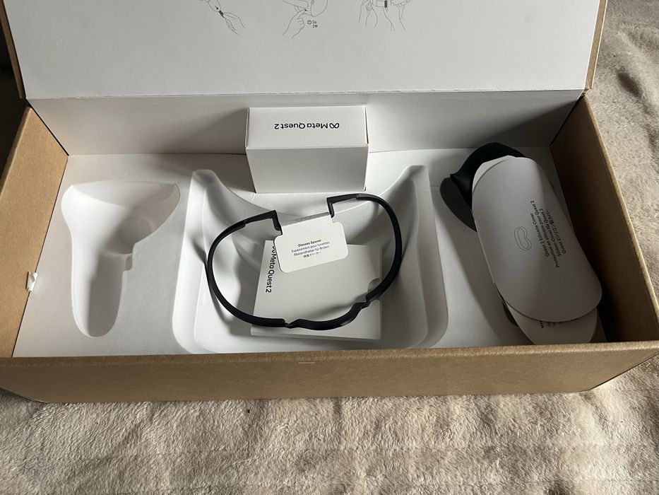 Продаю vr гарнітуру Meta Quest 2 на 128 гб в дуже хорошому стані
