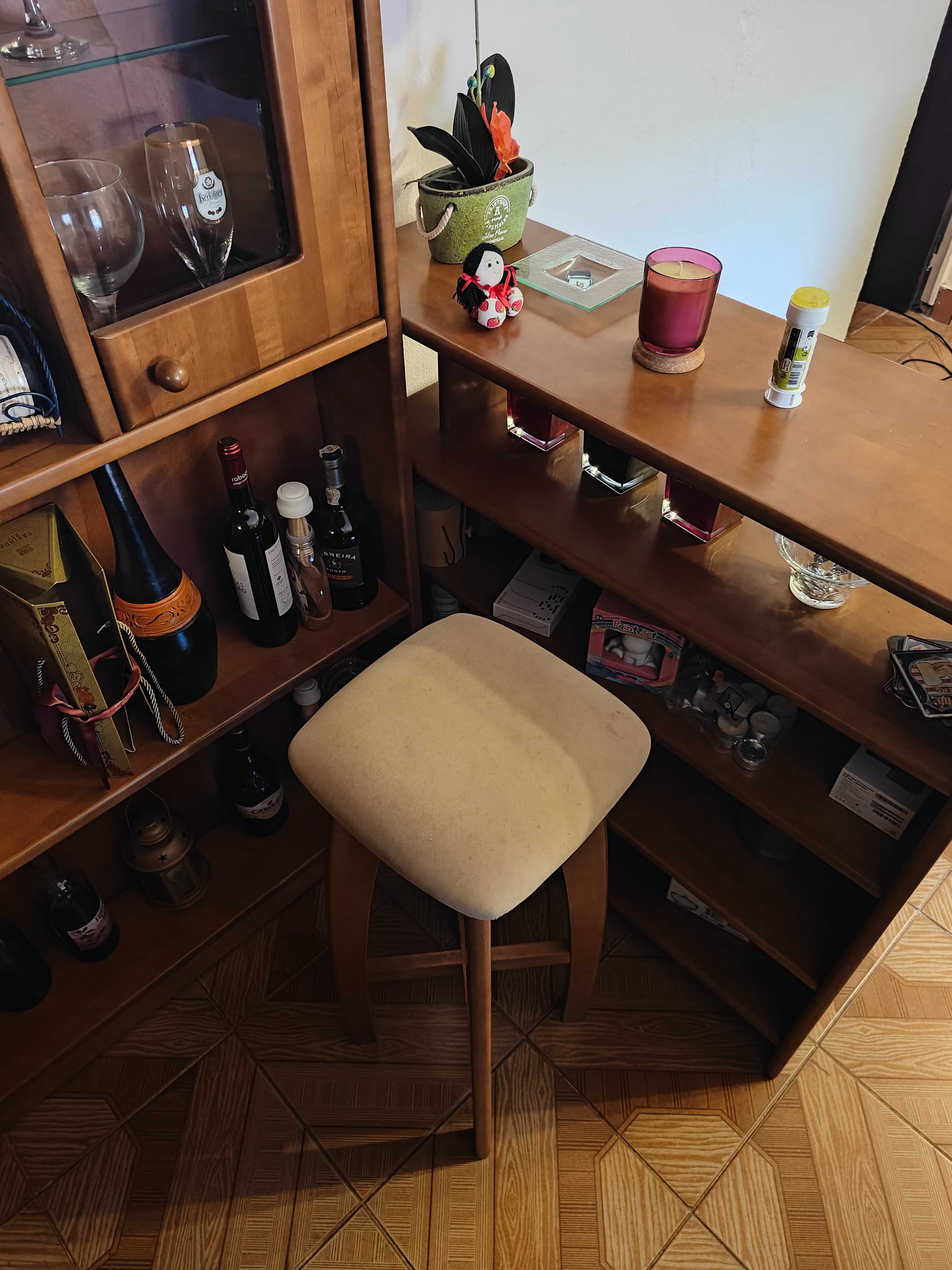 Bar para sala em madeira com banco