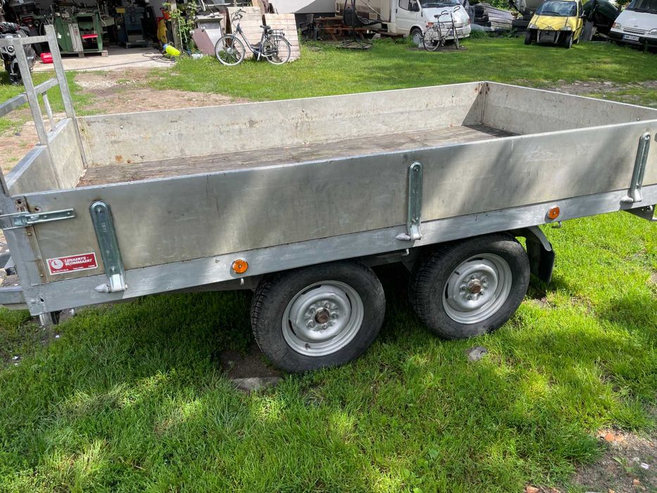 Przyczepka samochodowa dwuosiowa