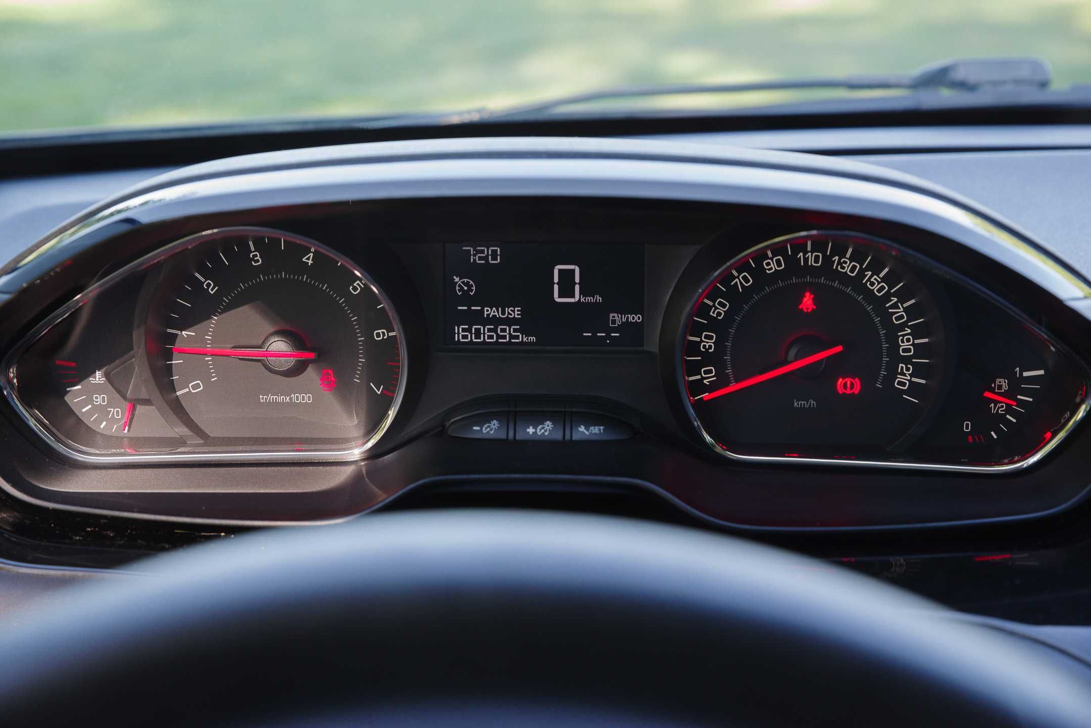 Peugeot 208 1,2 82 KM - salonowy