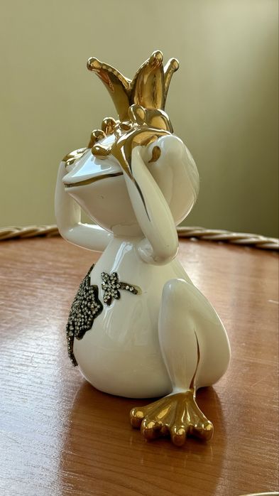 Вишукана статуетка символу достатку: жаба в короні