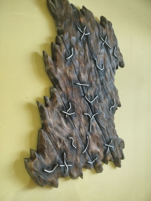 Жіночий торс на дерев'яному щиті