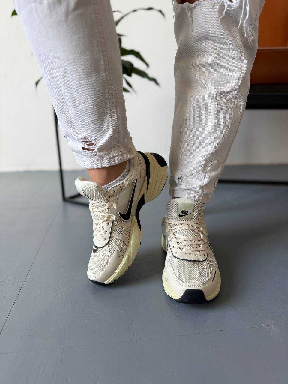 Жіночі кросівки Nike V2K Runtekk бежевий з чорним 0995 ТОП