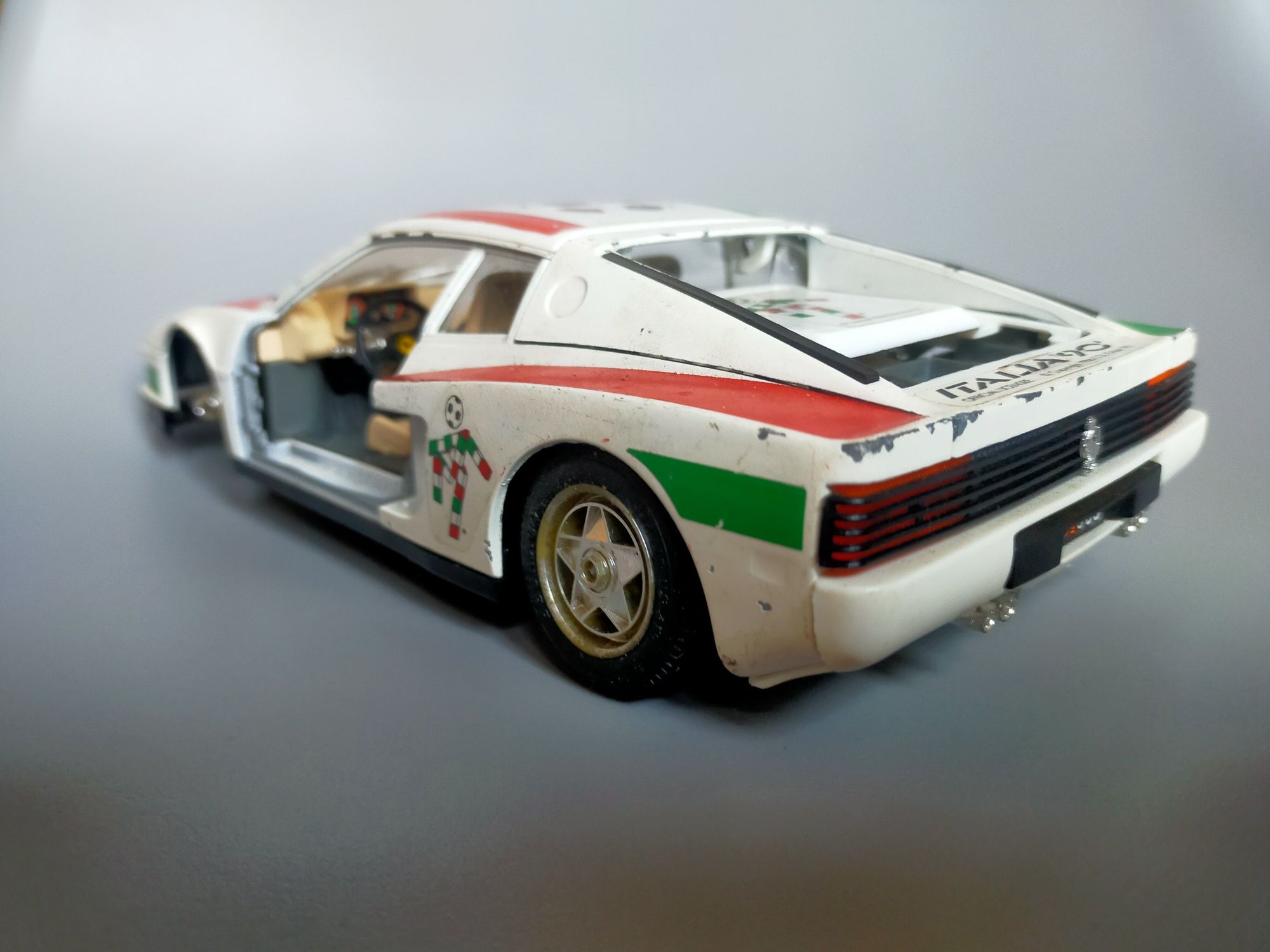 Bburago burago rzadki model Ferrari Testarossa 1984 Italia'90 1:18