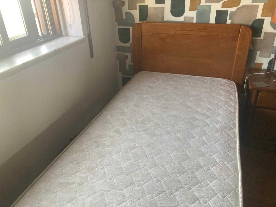 Cama individual com colchão de Molas