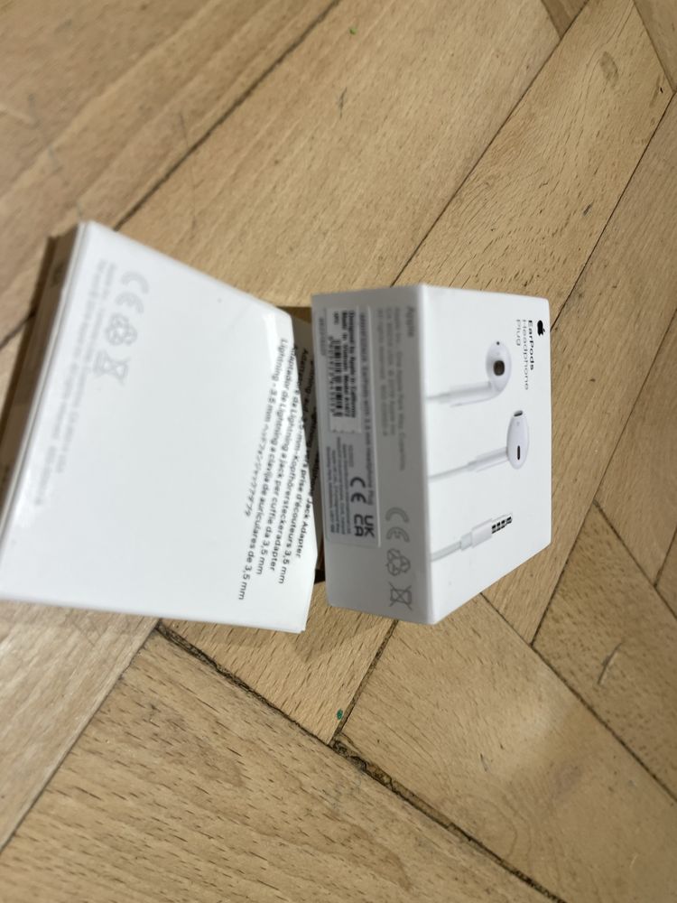 Pudełko apple earpods słuchawki i przejściówka lightning