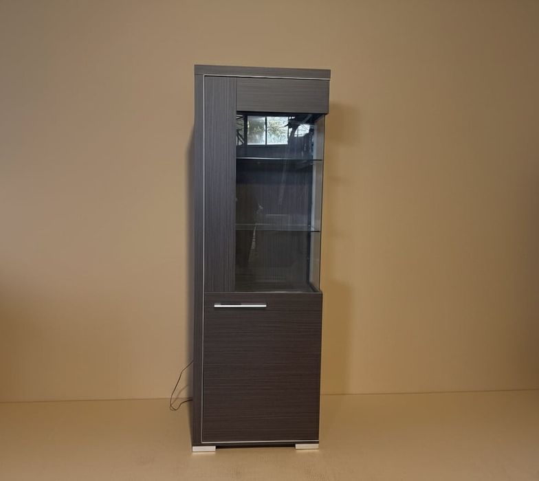 Podświetlana witryna ze szklanymi półkami