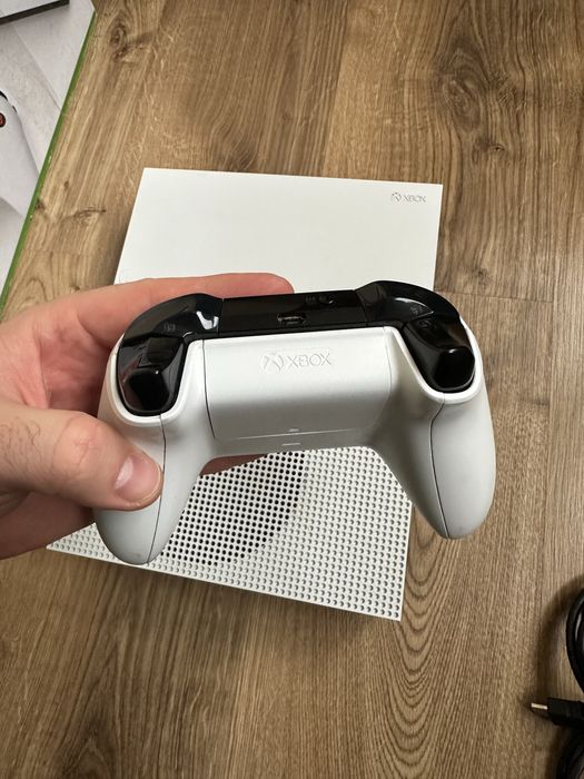 Продам Xbox 1 S 500 gb