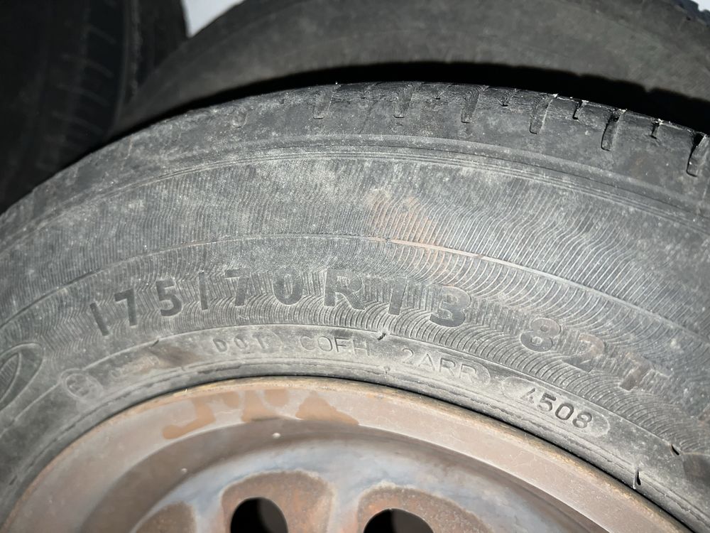 2 Pneus 185/55 R14 + 4 jantes e tampões 175/70 R13