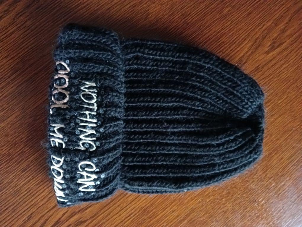 Czarna wełniana czapka z haftowaną aplikacją
