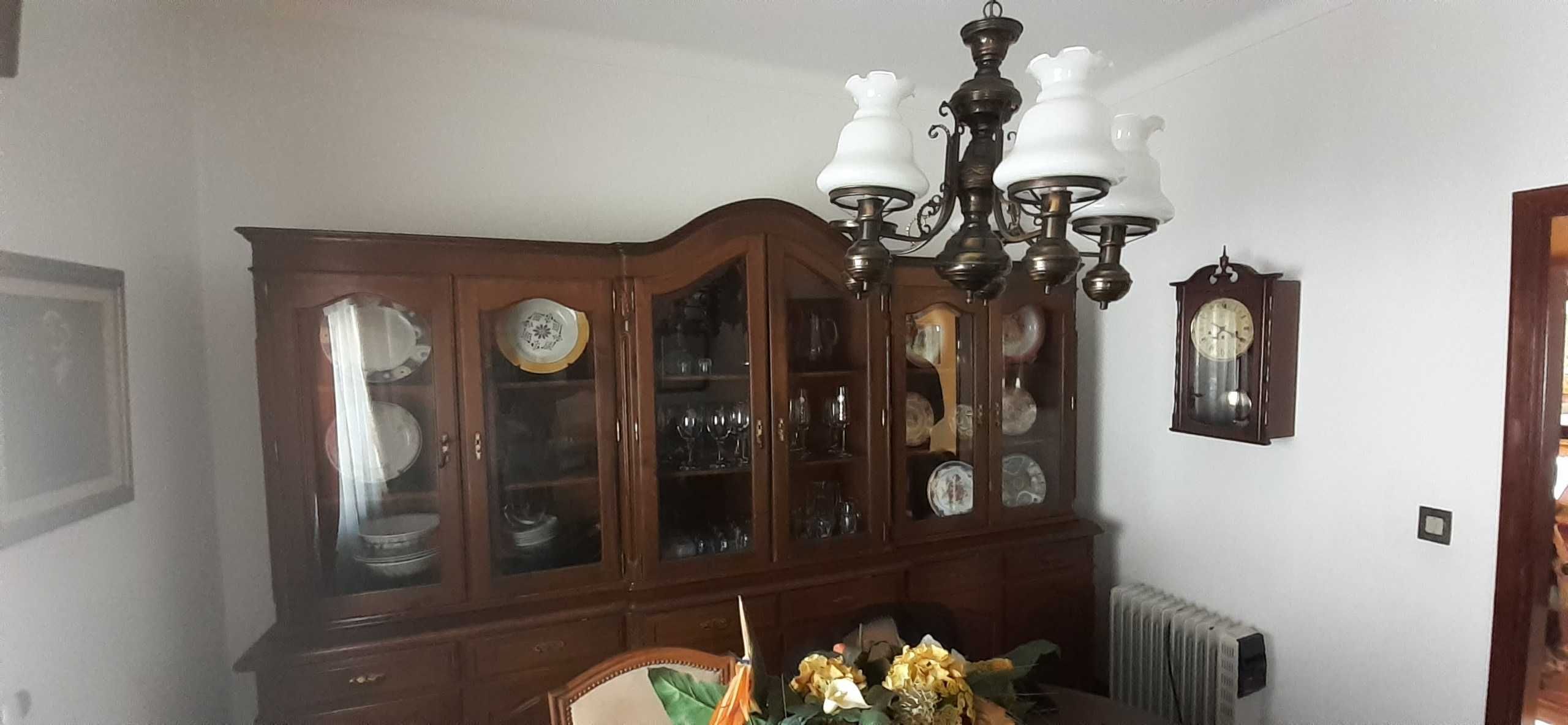 Estante com 3 vitrines de vidro