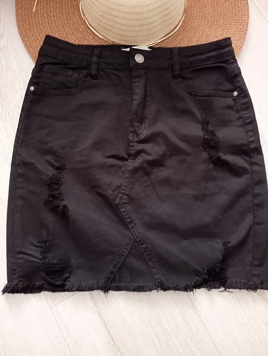 Modna czarna spódniczka z przetarciami i dziurami