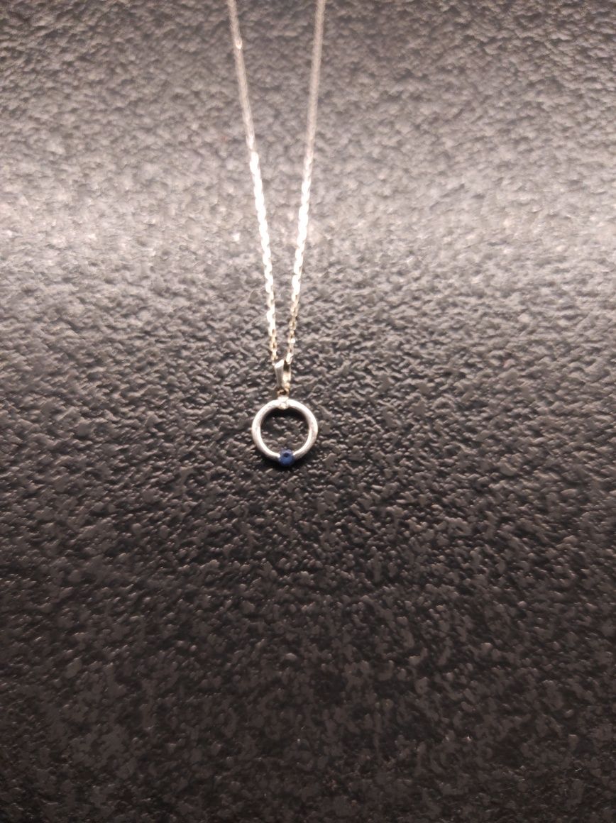 Białe złoto łańcuszek 14K i  zawieszką 14k z diamentam 0,02ct i szafir