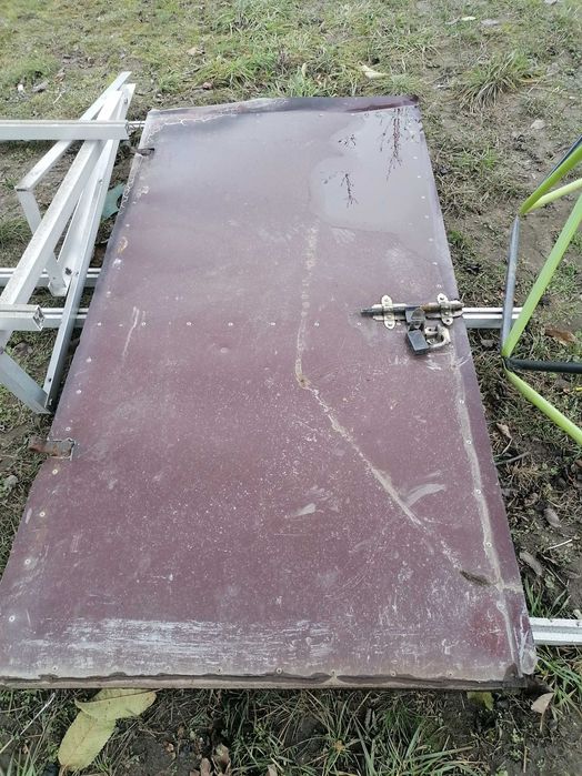 Sprzedam drzwi/ wrota z budynku