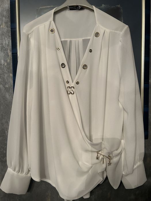 Piekna bluzka Gil Santucci-zlota agrafka r. M/L