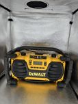 Зарядное устройство-радиоприемник AM/FM DeWALT DC013 радіо радио