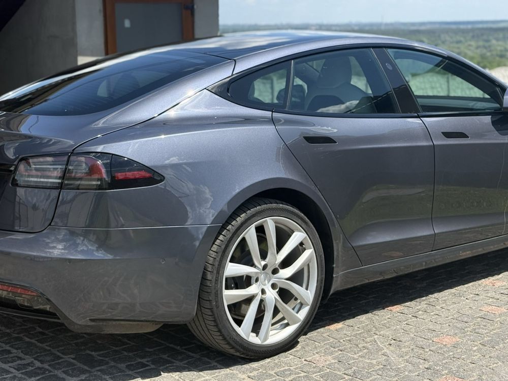 Tesla Model S 11/2022
