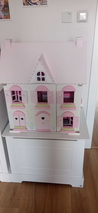 Sprzedam duży drewniany domek belgijski dla lalek z wyposażeniem