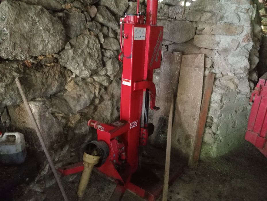 Trator e acessórios em bom estado podem ver sem compromisso