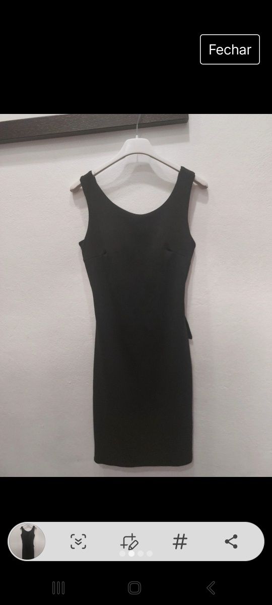 Vestido preto com costas abertas e laço. Tamanho S