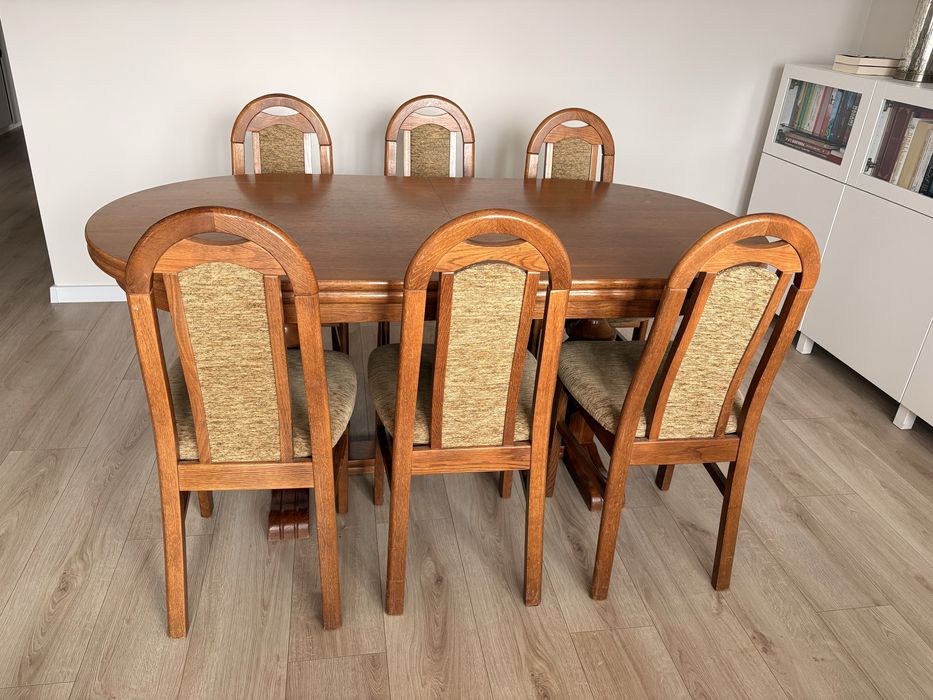 Stół z dębowymi krzeslami