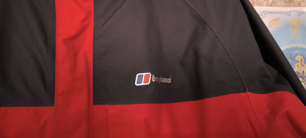 Мембранная. куртка Berghaus RG Alpha AQ2 в красно-сером цвете.