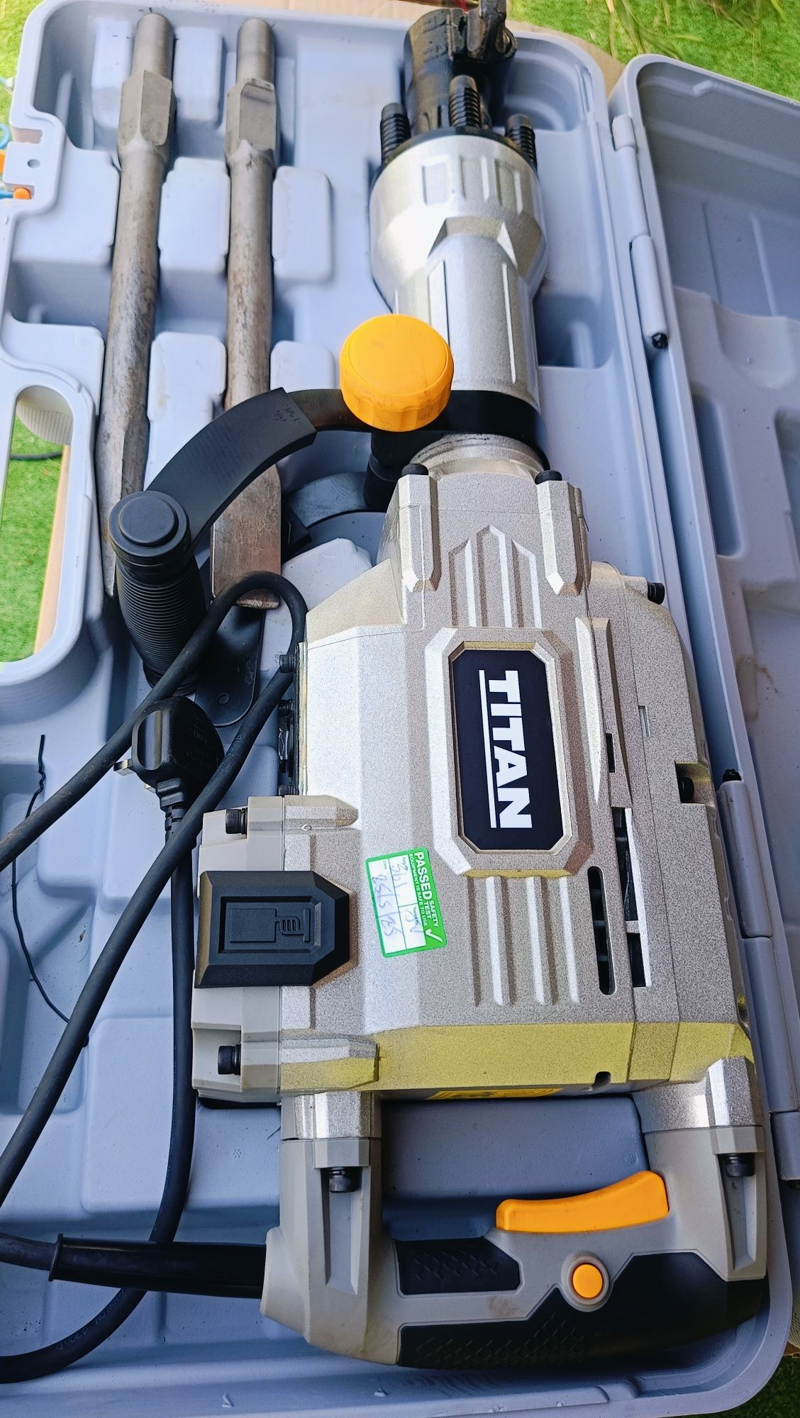 Młot udarowy wyburzeniowy 1700W 50J A1 Titan TTB811DRH 16,4 kg