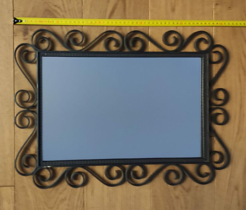 Lustro w metalowej ramie