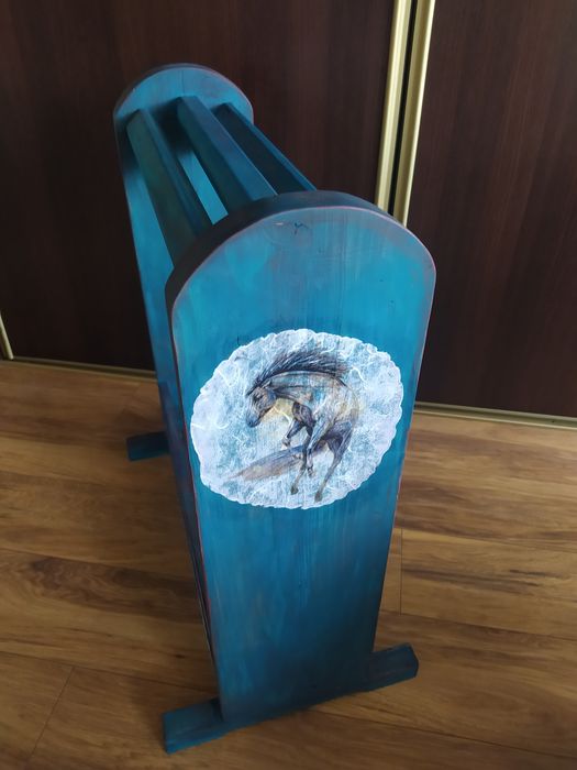 Ręcznie malowany drewniany stojak na siodło. Nowy