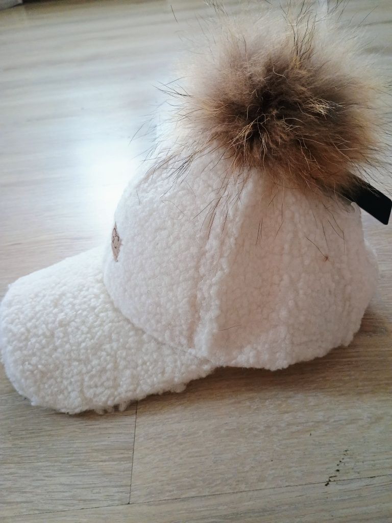 Czapka z daszkiem pompon jenot baranek ecru one size