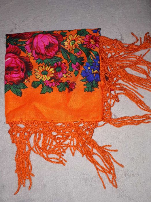 Chusta ludowa pomarańczowa kwiaty 75×67 cm