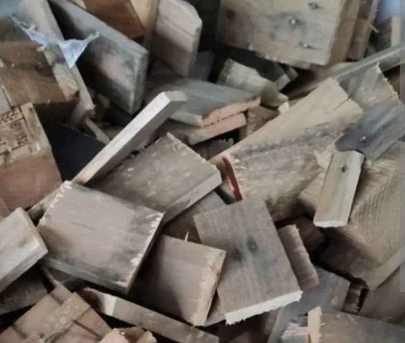 Pocięte deski palety na opał w workach