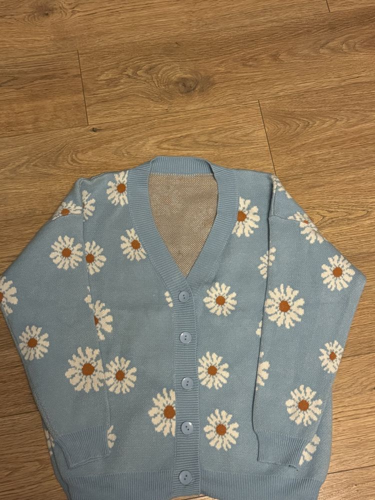 Sweter z kwiatami