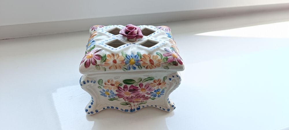 Szkatułka, puzderko porcelanowe