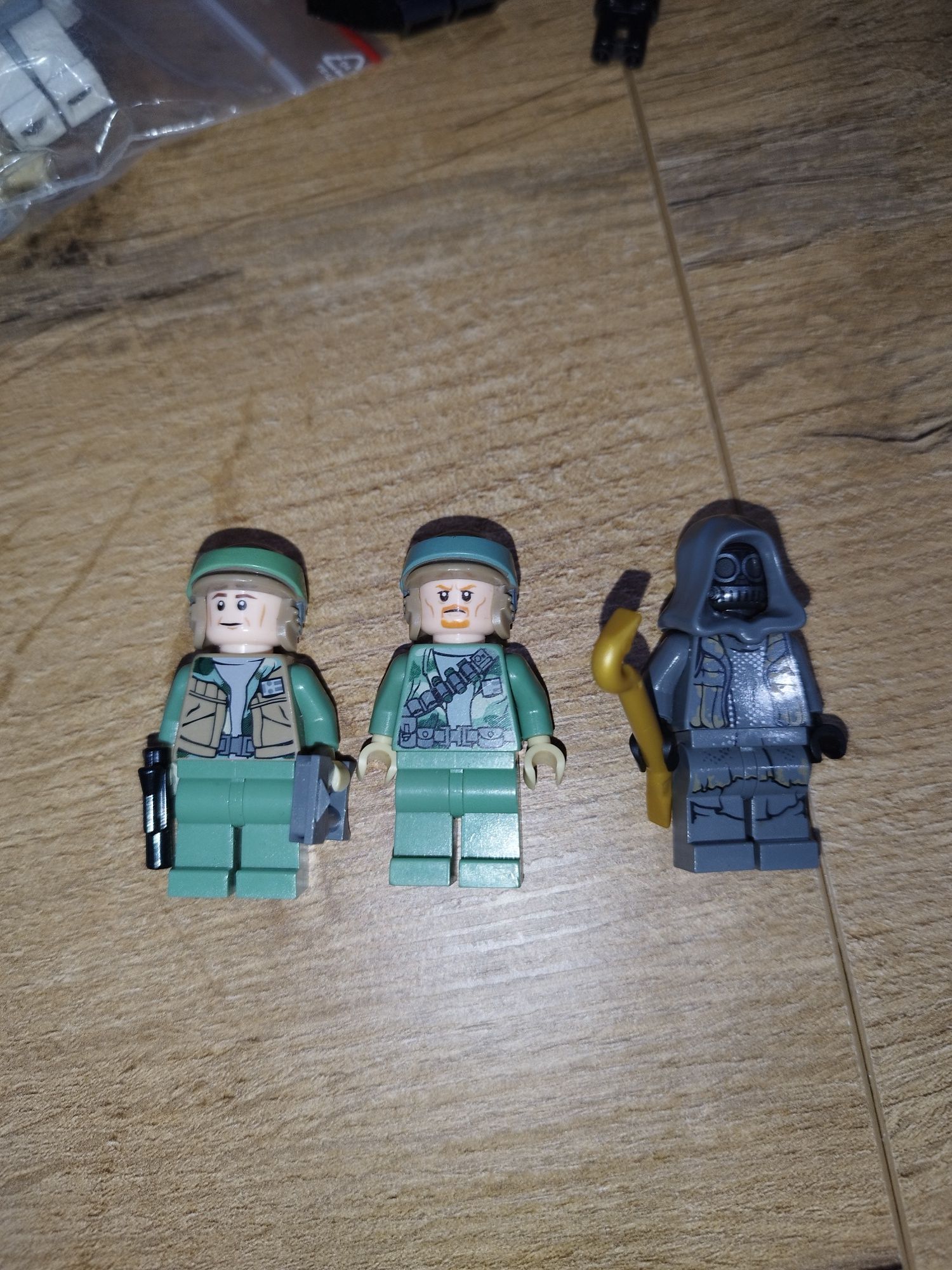 3 figurki jak na foto np Endor Rebel Commando + akceso