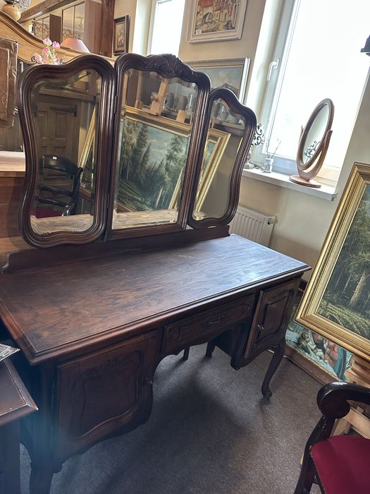 Drewniana toaletka ludwikowska