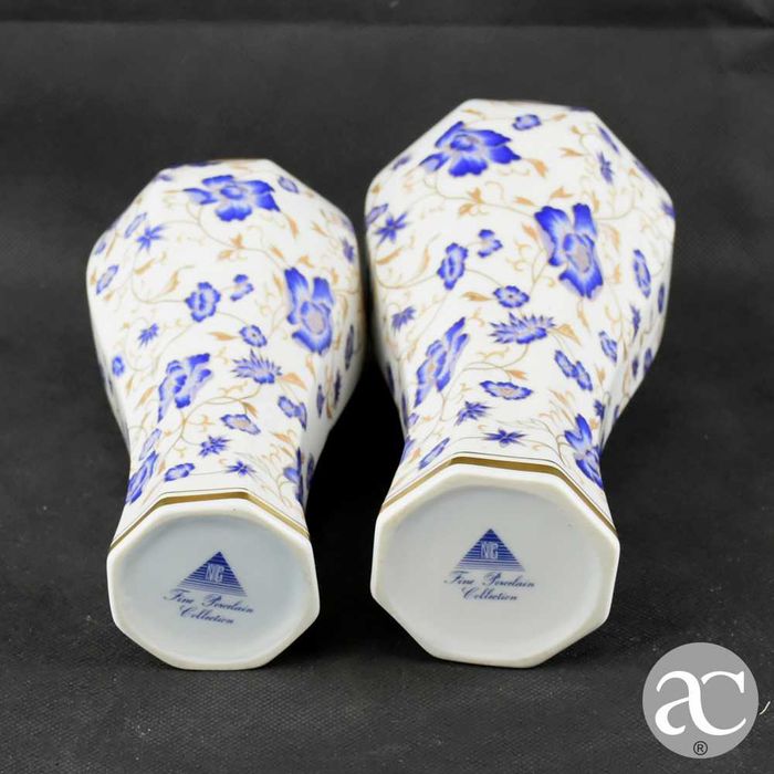 2 Jarras oitavadas em porcelana NG, ricamente decorada em azul e ouro