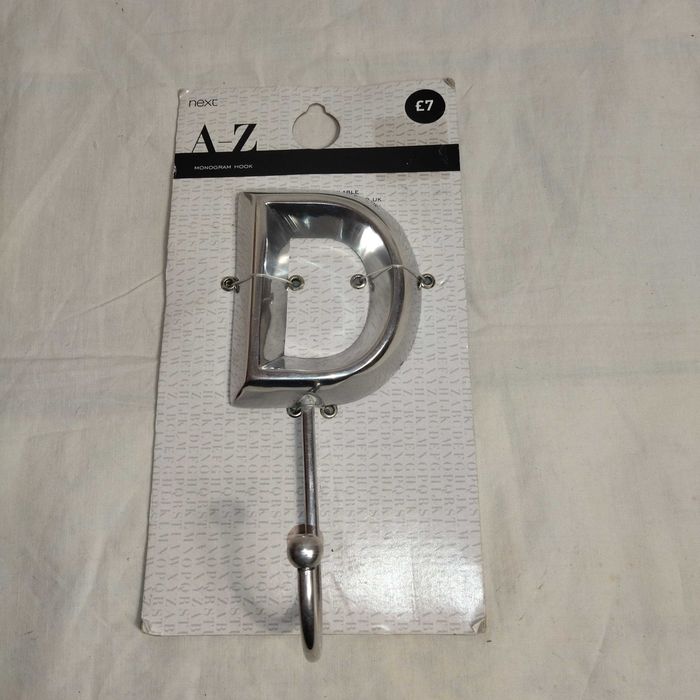 Гачок для одягу (у вигляді літери D) в шафу, Індія.