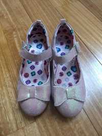 Sapatos de princesa em rosa com brilhantes e pequeno tacão