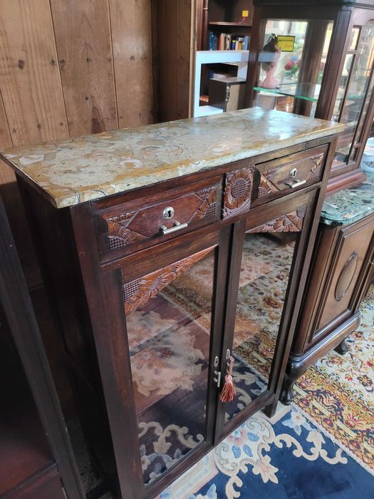 Móvel muito antigo em madeira maciça com tampo em pedra e porta