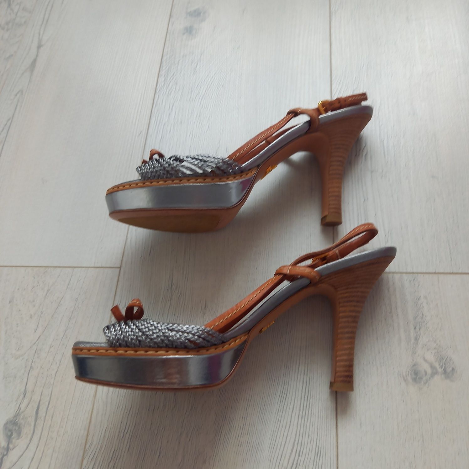 Skórzane buty na obcasie szare srebrne PRADA 39 szpilki paski sandały