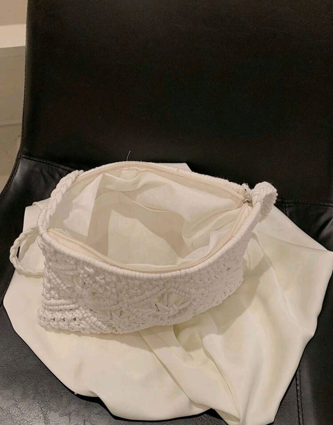 Biała makramowa torebka z długim paskiem makrama boho